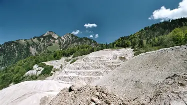 Zone d'extraction dans la carrière Mehlbach Kerns à Ennetmoos avec chemin empierré et niveaux d'extraction