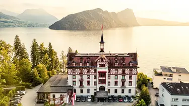 Historisches Schloss am See mit kleinem Turm wurde zum Hotel umgebaut