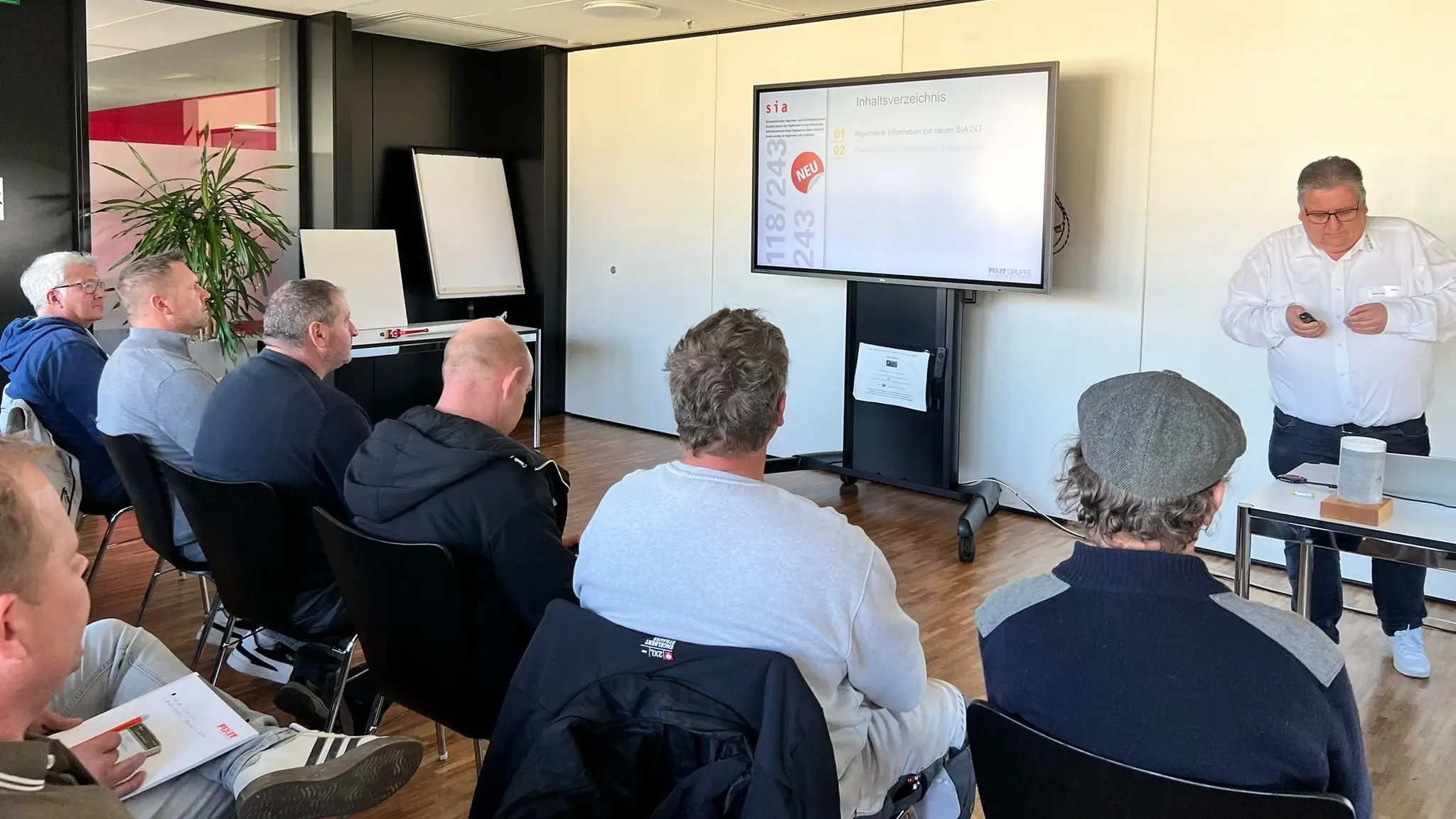 Die deutschsprachigen Teilnehmenden warten auf den Beginn des Vortrags von Werner Wälle zur SIA-Norm 243