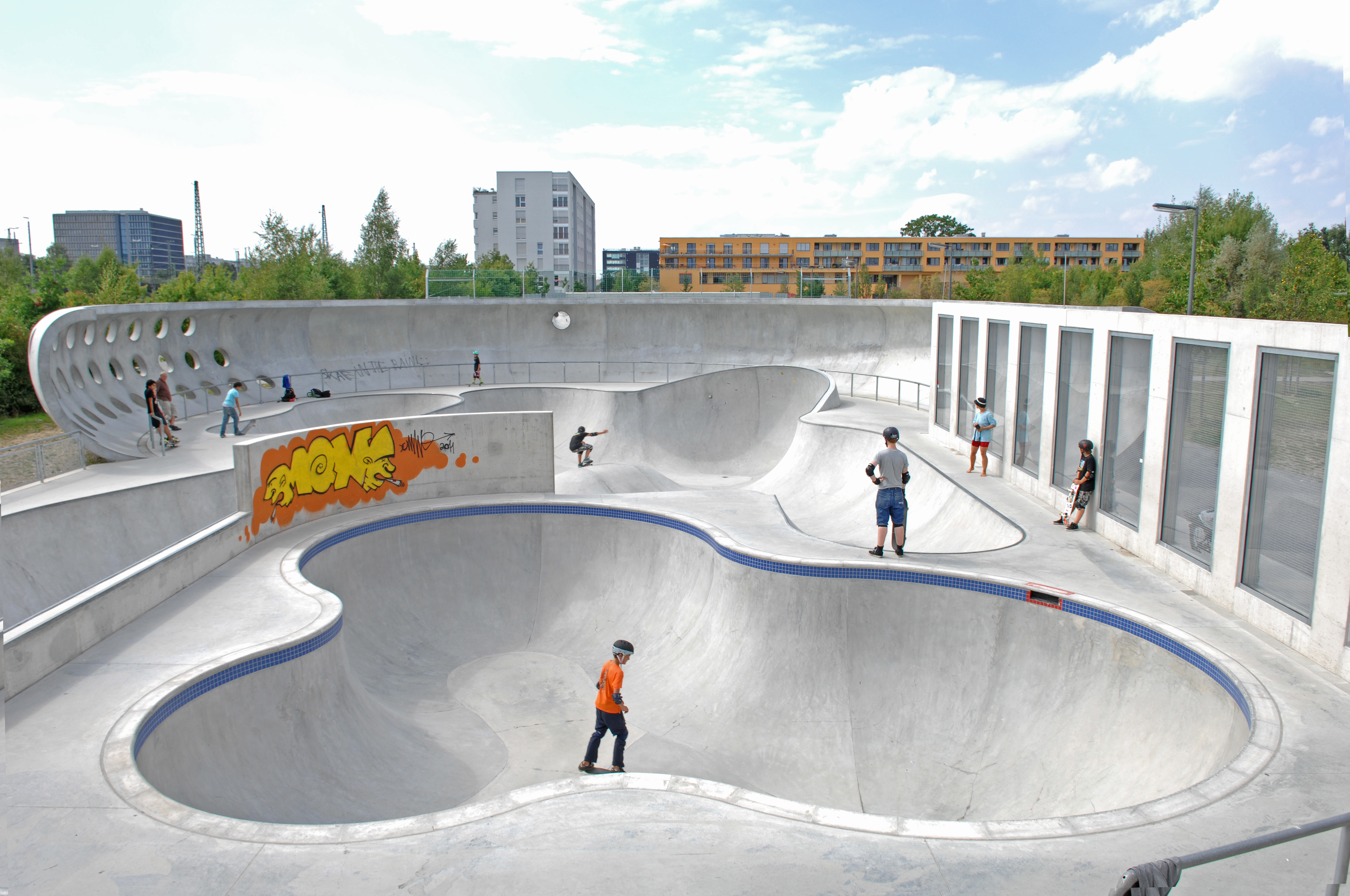 Jugendliche skaten in einem aus Beton errichteten Skatepark