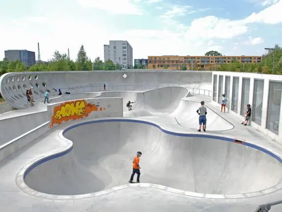 Kinder in der Skateanlage in München – errichtet aus Beton