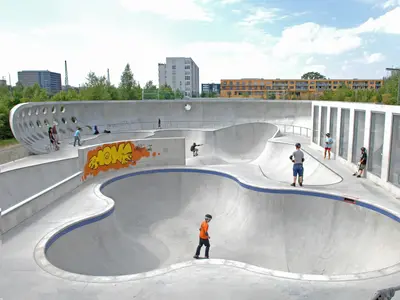 Jugendliche skaten in einem neu errichteten Skatepark
