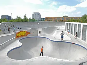 Jugendliche skaten in einem aus Beton errichteten Skatepark