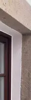 Der Spalt zwischen den historischen Fensterfassungen und den neu positionierten Natursteingewänden wurde mit Dämmputz aufgefüllt, um Wärmebrücken zu vermeiden. 