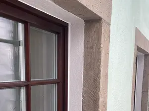 Der Spalt zwischen den historischen Fensterfassungen und den neu positionierten Natursteingewänden wurde mit Dämmputz aufgefüllt, um Wärmebrücken zu vermeiden. 