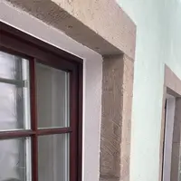 Der Spalt zwischen den historischen Fensterfassungen und den neu positionierten Natursteingewänden wurde mit Dämmputz aufgefüllt, um Wärmebrücken zu vermeiden. 