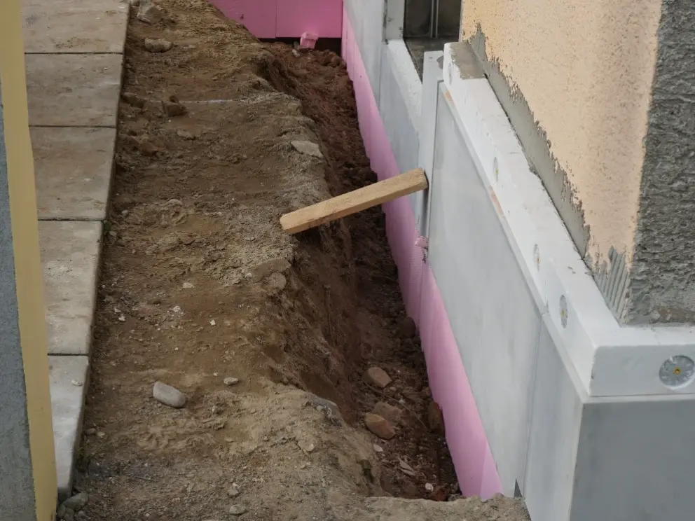 Réalisation du soubassement avec des panneaux isolants et raccordement à l'enduit isolant Fixit 222 Aerogel