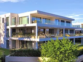 Maison individuelle moderne avec piscine et façade extérieure crépie en blanc avec système composite d'isolation thermique