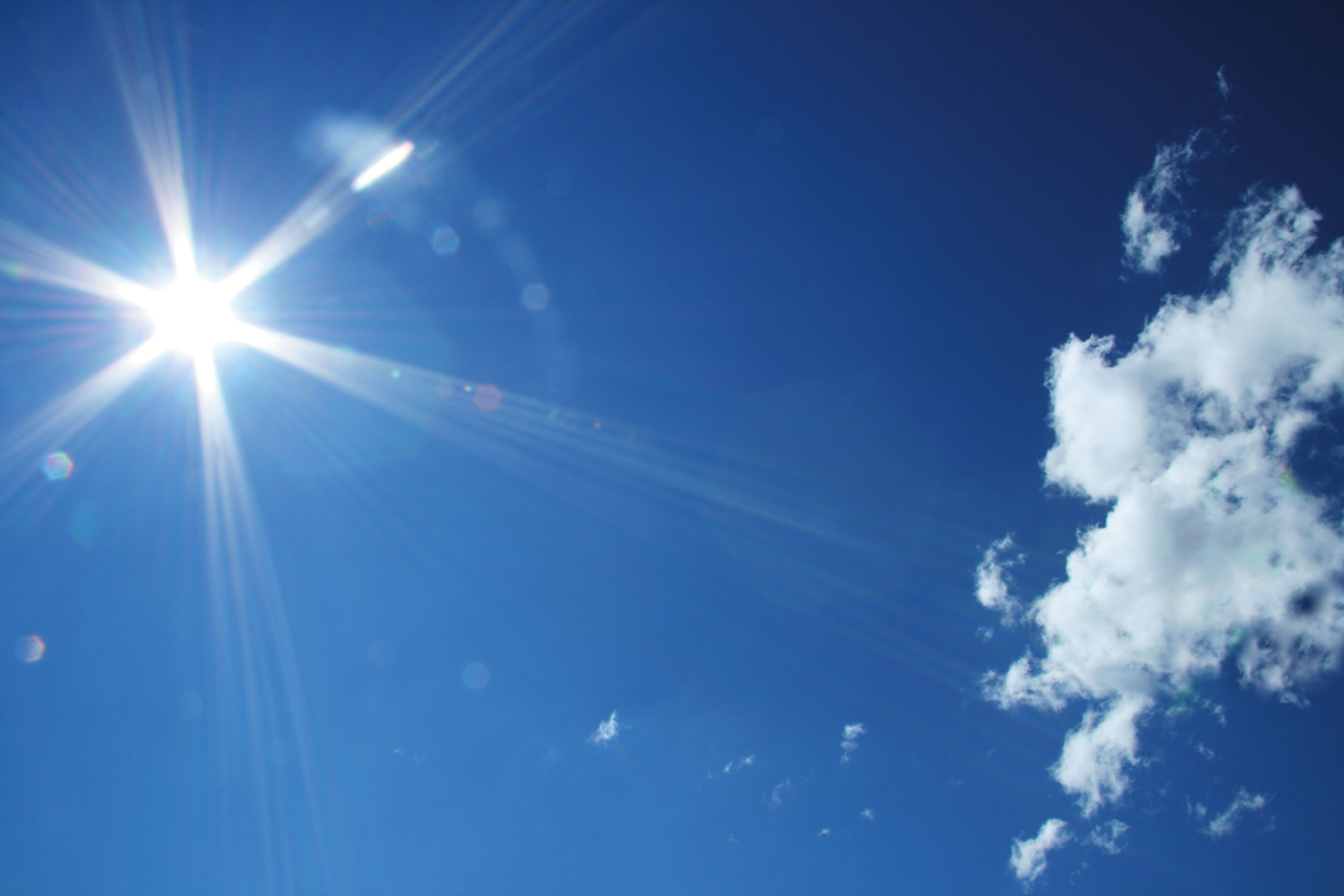 ein Sonniger, klarer, blauer Himmel