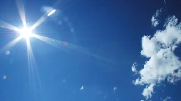 ein Sonniger, klarer, blauer Himmel
