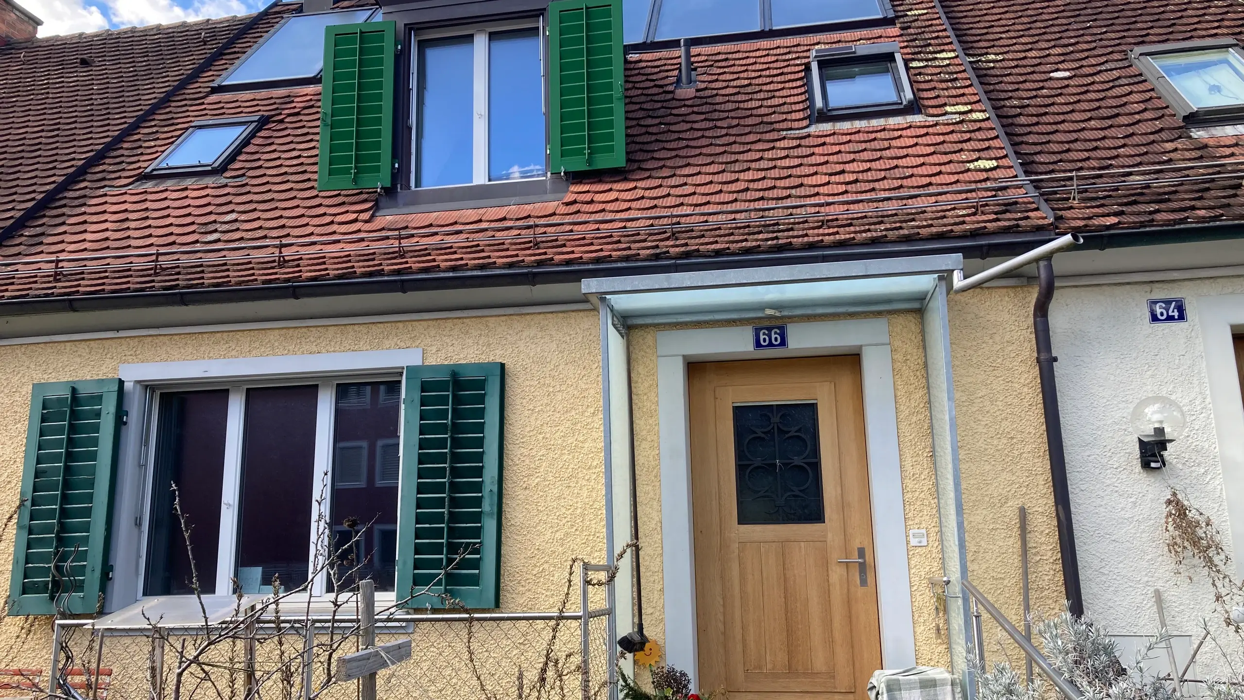 Frontansicht des Referenzobjekts in Winterthur mit gelb gestrichener Fassade, Fixit 222 Aerogel Hochleistungsdämmputz und Messsensoren am Mauerwerk