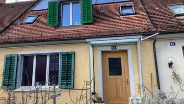 Frontansicht des Referenzobjekts in Winterthur mit gelb gestrichener Fassade, Fixit 222 Aerogel Hochleistungsdämmputz und Messsensoren am Mauerwerk