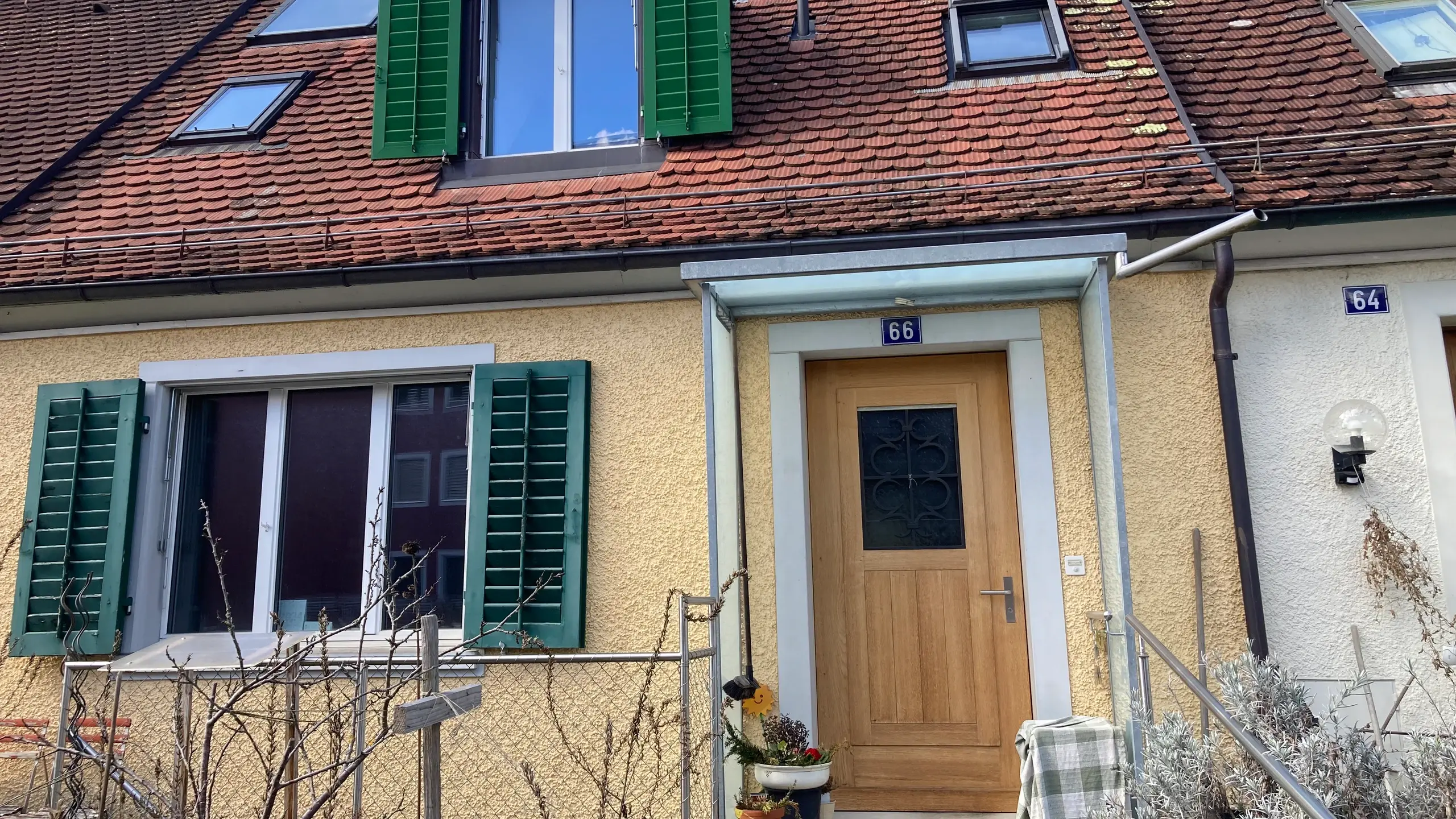 Vista frontale dell'edificio di riferimento a Winterthur con intonaco isolante ad alte prestazioni Fixit 222 Aerogel e diversi sensori di misurazione per la valutazione