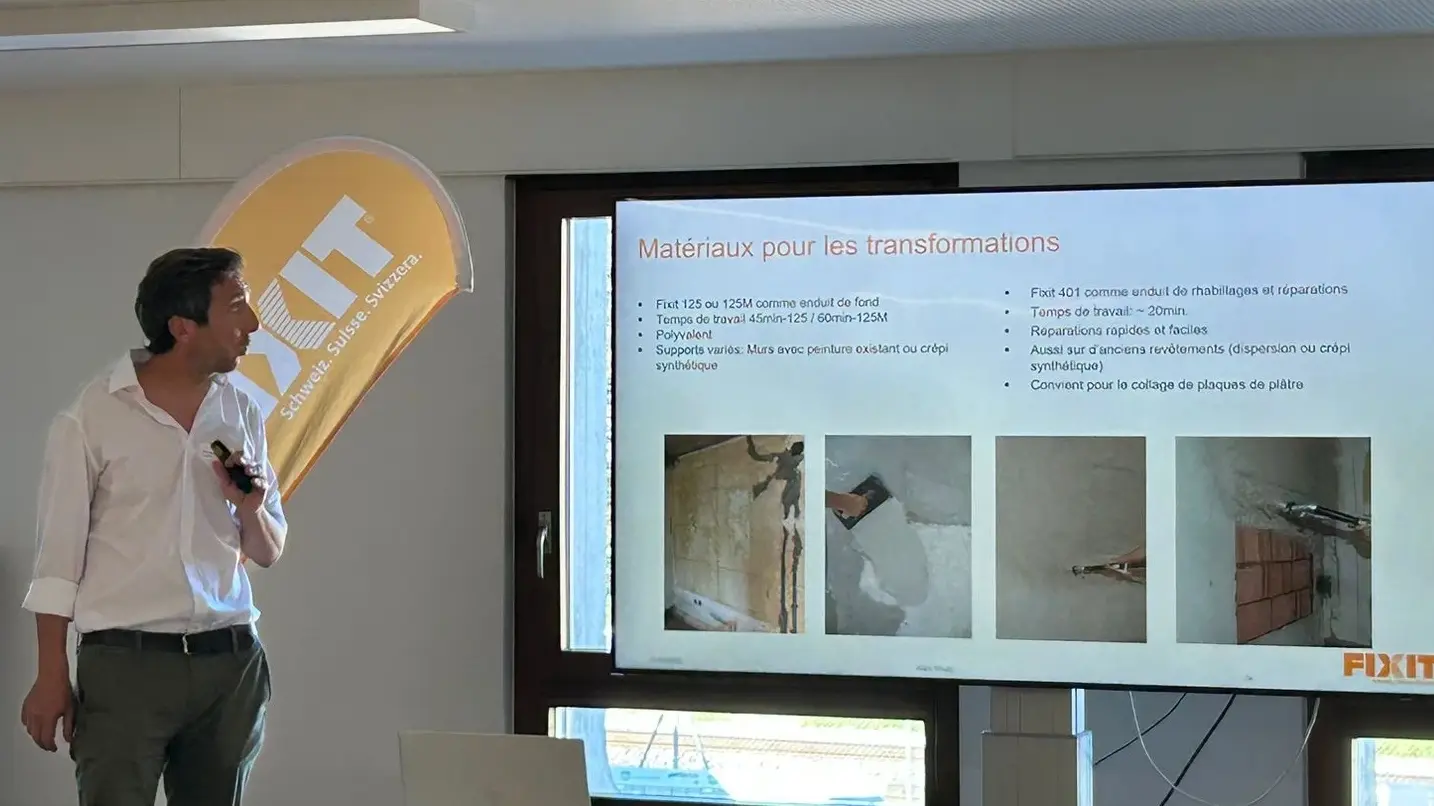 Alain Nicaty präsentiert eine Folie mit den Produkten für Umbau und Sanierung von Fixit