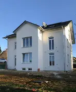 Perspektive auf die Gründerzeitvilla in Amberg von der rechten Vorderseite