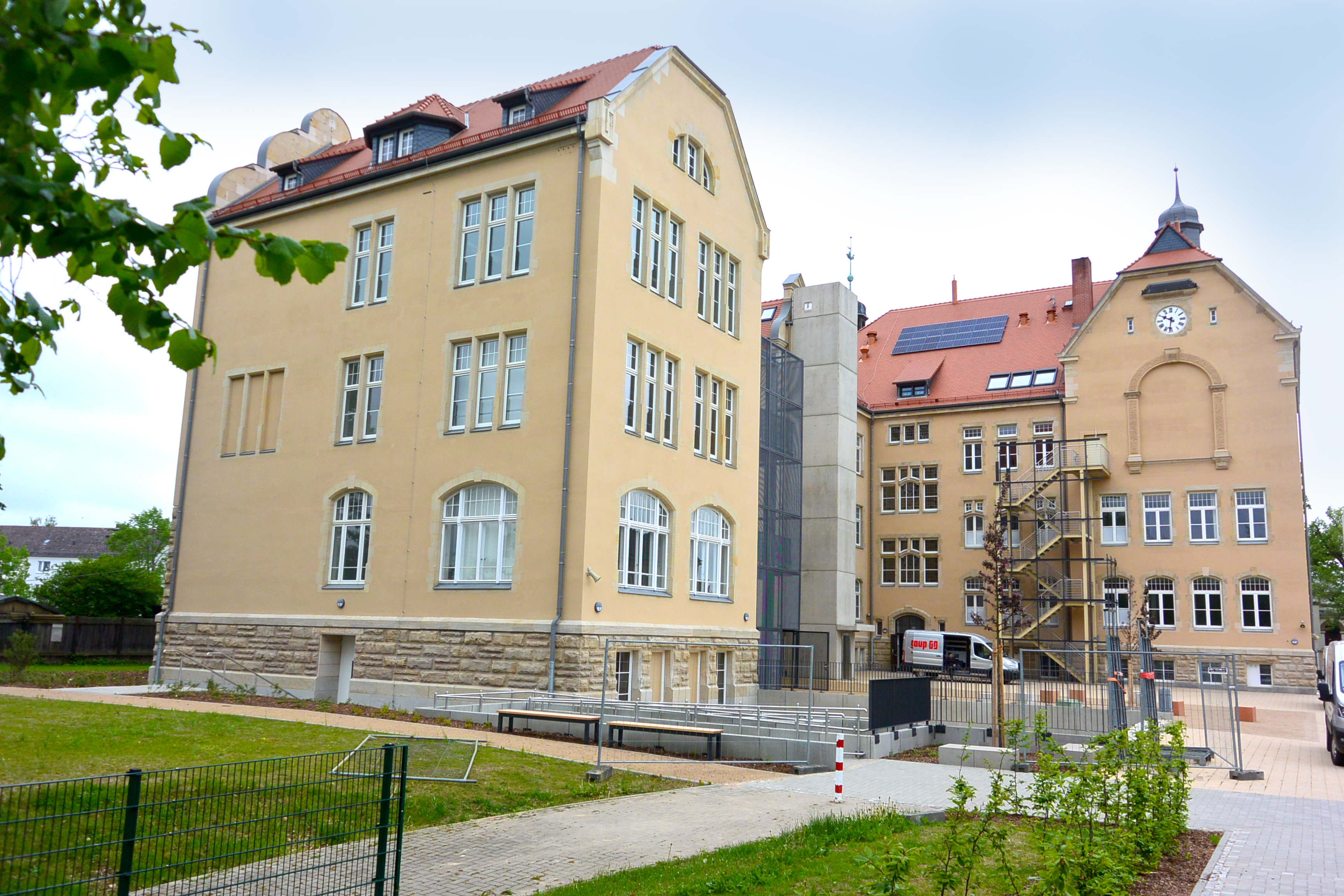 Außenansicht des denkmalgeschützten Geschwister-Scholl-Gymnasiums in Zeitz