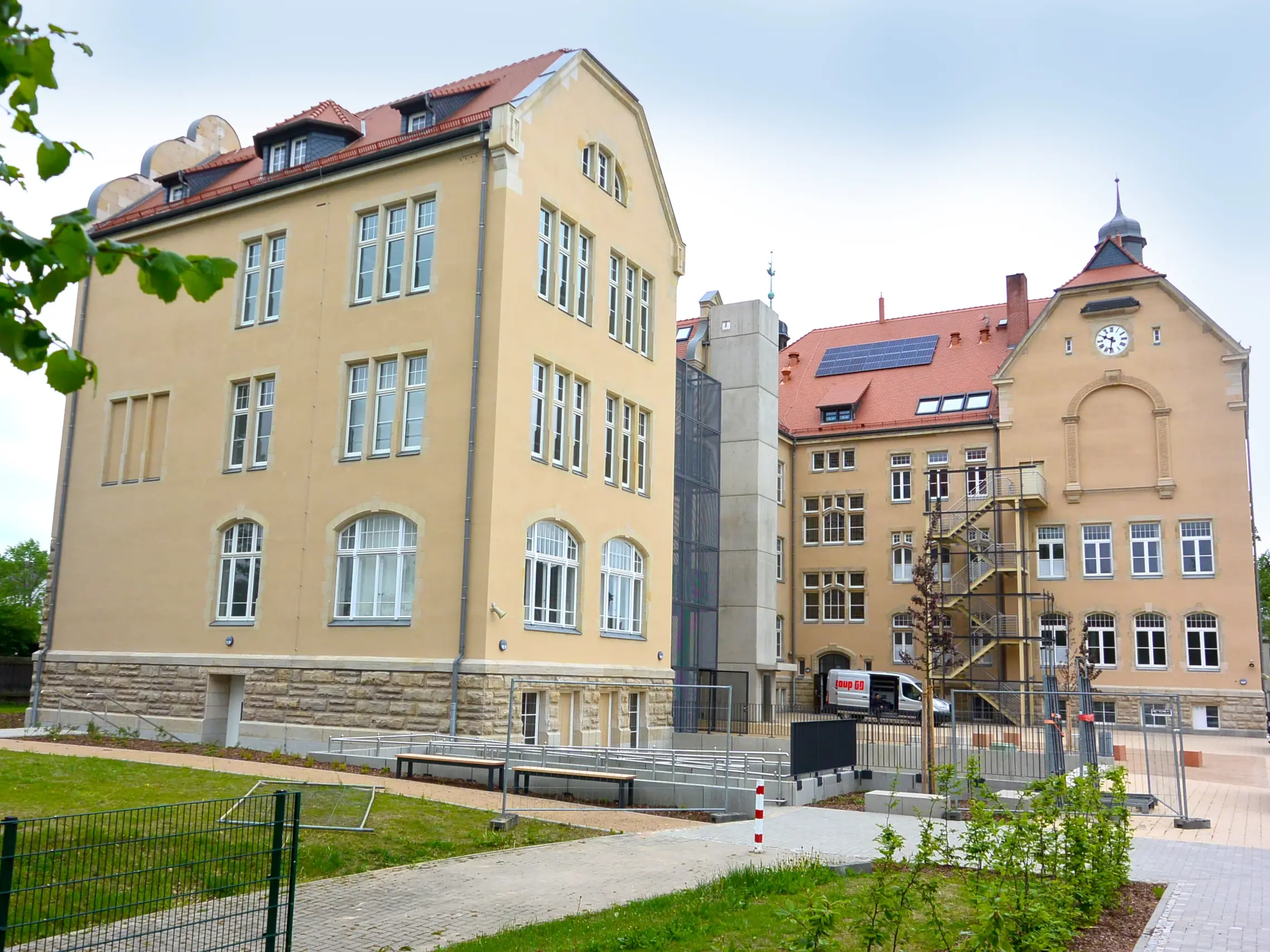 Außenansicht des 100 Jahre alten Geschwister-Scholl-Gymnasiums in Zeitz