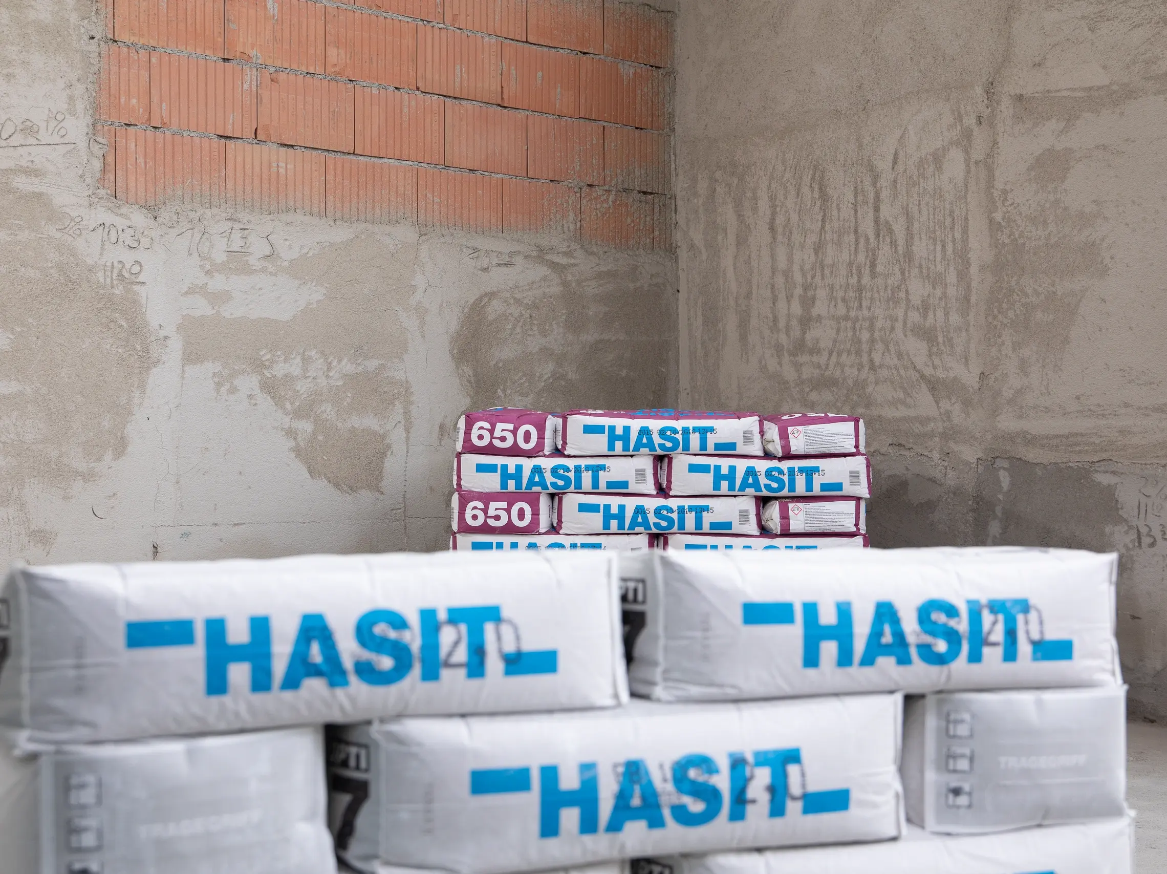 Gestappelte, verpackte Verputze von Hasit