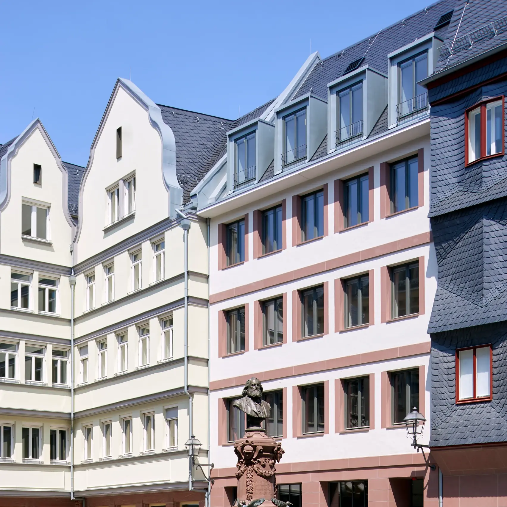 Fernsicht auf die Seite des renovierten Objekts in Frankfurt mit einer Statue im Vordergrund