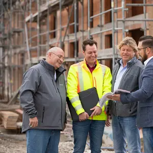 Außendienstmitarbeiter von HASIT bei einem Beratungsgespräch auf einer Baustelle