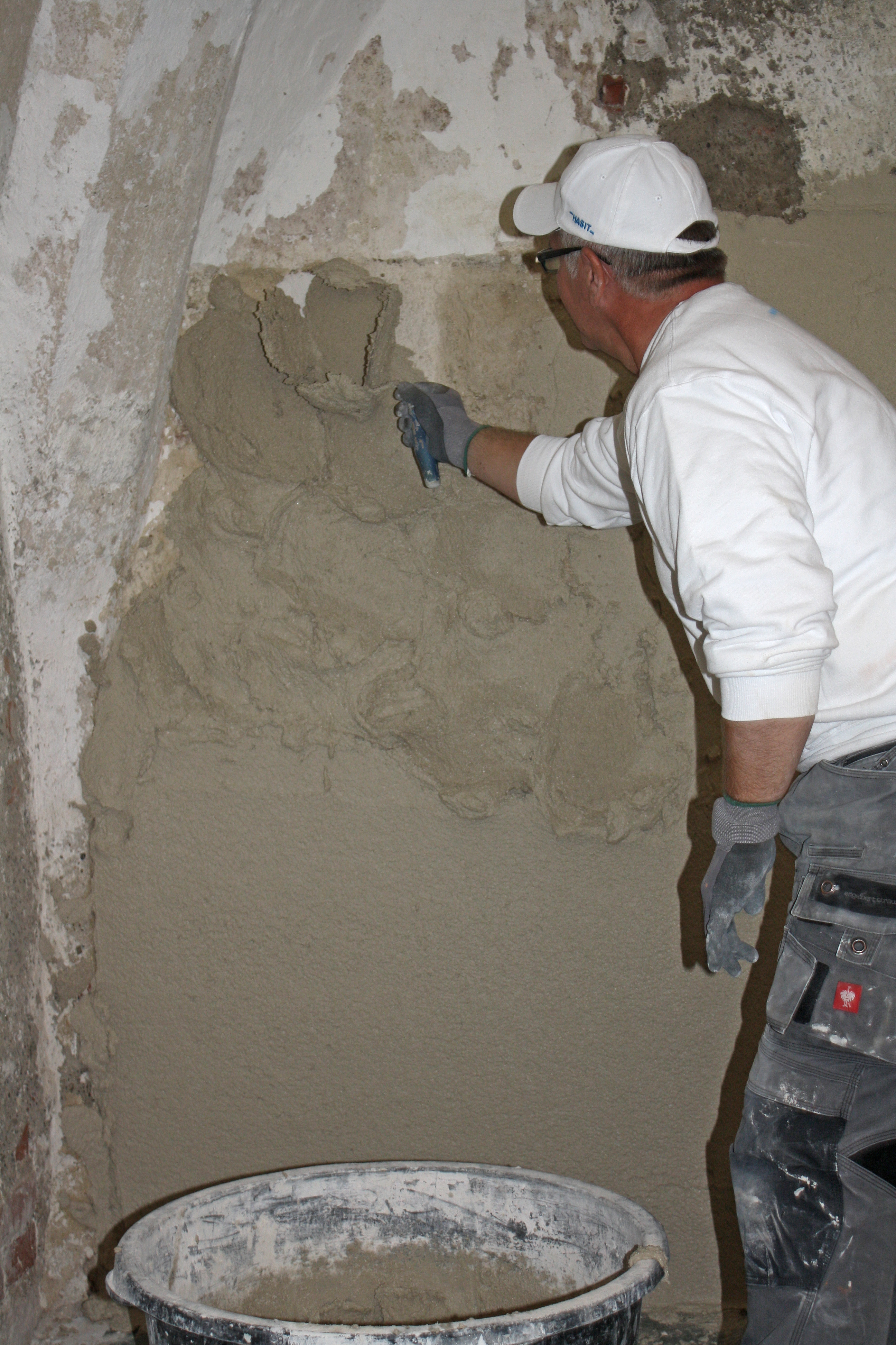 Verarbeiter bei der Verputzung einer Wand