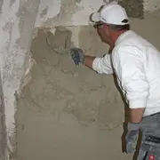 Verarbeiter bei der Verputzung einer Wand
