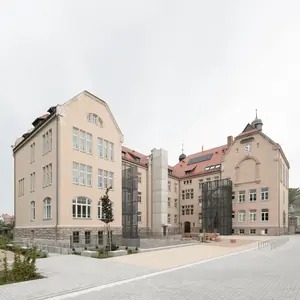 **Das sanierte Geschwister-Scholl-Gymnasium in Zeitz von außen**