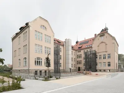  Saniertes Geschwister-Scholl-Gymnasium in Zeitz, das durch den Einsatz von Wärmedämmputz eine effektive und nachhaltige Wärmedämmung erhalten hat.