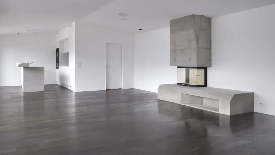 Intérieur avec une grande cheminée et un comptoir en béton apparent