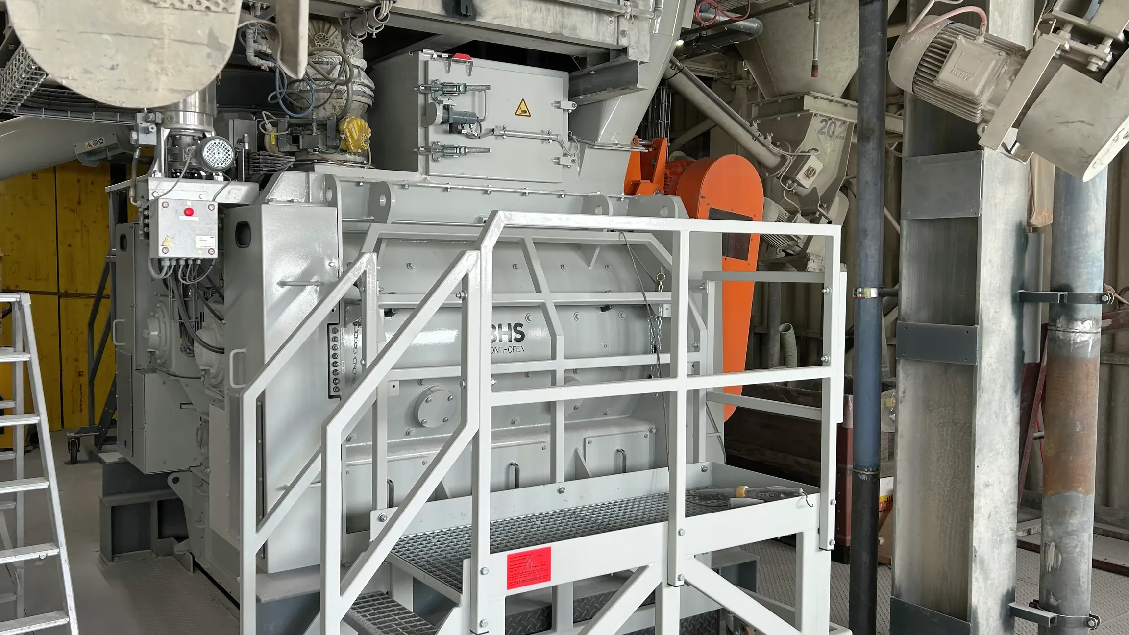 Der neue Mischer ist hellgrau und steht und an seinem Platz in der Werkshalle in Holderbank