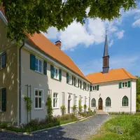 Sanierte Fassade mit erhaltener historischer Substanz