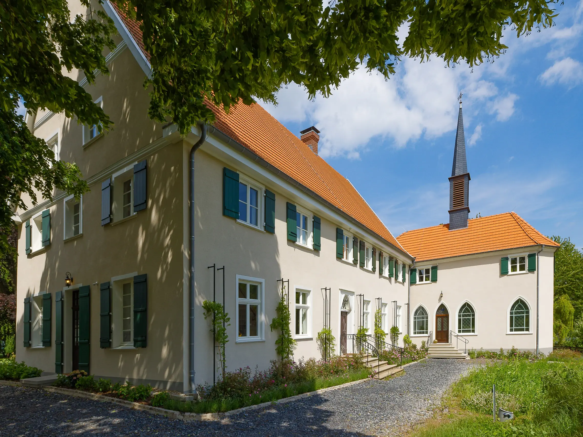 Ansprechend gestaltete Fassade mit erhaltener historischer Substanz und Kratzputz-Optik