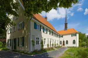 Sanierte Fassade mit erhaltener historischer Substanz