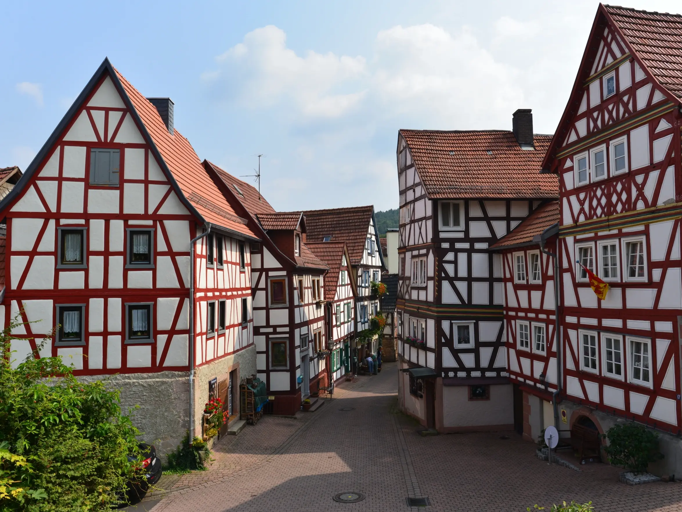 Eine Altstadt mit vielen Fachwerkhäusern, die für eine fachgerechte Sanierung die richtige Dämmung benötigen.