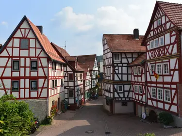 Eine Altstadt mit Fachwerkhäusern – wir bieten die richtige Dämmung!