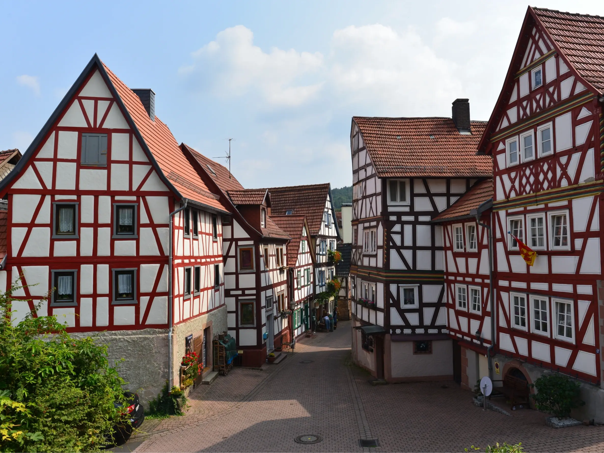 Eine Altstadt mit vielen Fachwerkhäusern, die für eine fachgerechte Sanierung die richtige Dämmung benötigen.
