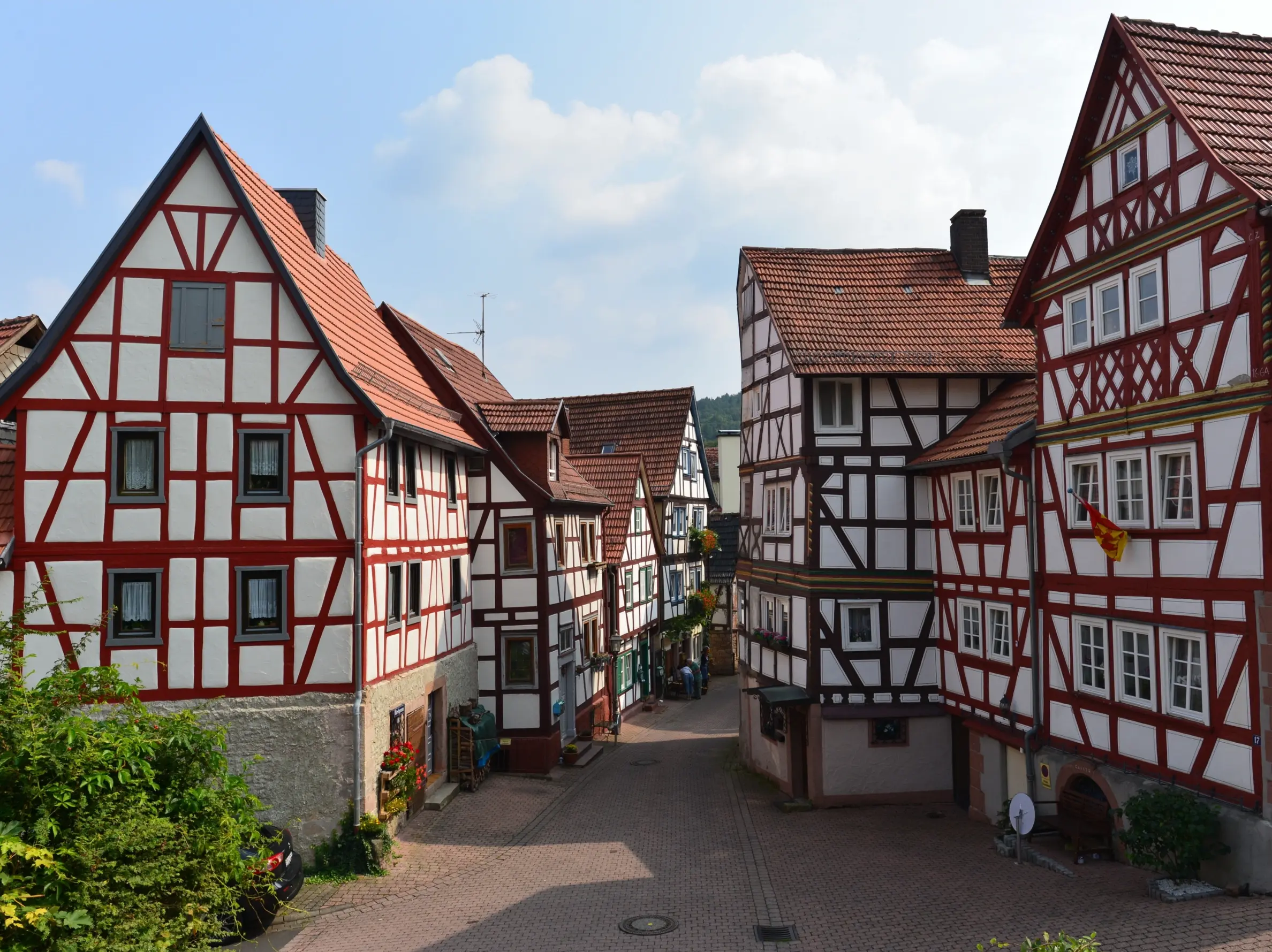 Eine Altstadt mit vielen Fachwerkhäusern, die für eine fachgerechte Sanierung die richtige Dämmung benötigen.