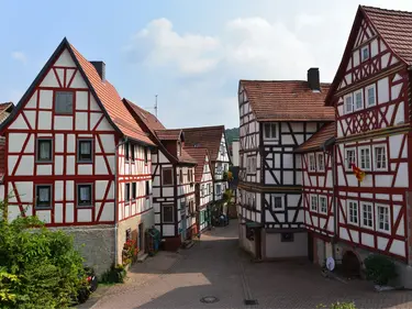 Eine Altstadt mit vielen Fachwerkhäusern, die für eine fachgerechte Sanierung die richtige Dämmung benötigen.
