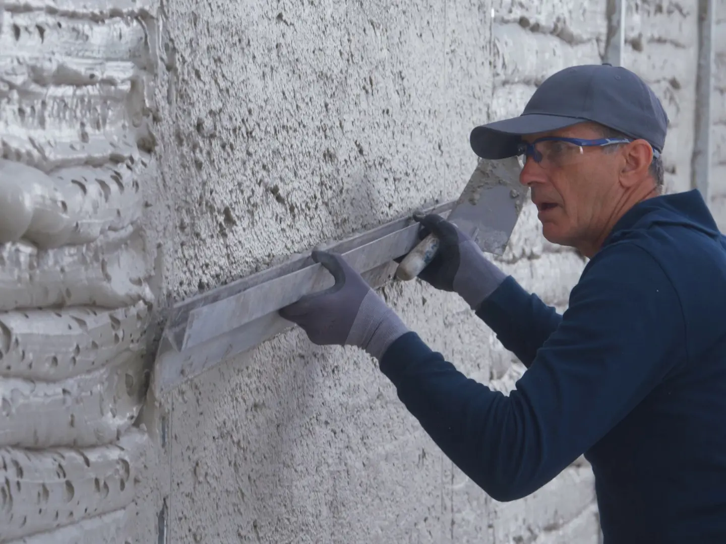 Fassadendämmung mit FOME Dämmputz wird auf die Außenwand aufgebracht und geglättet