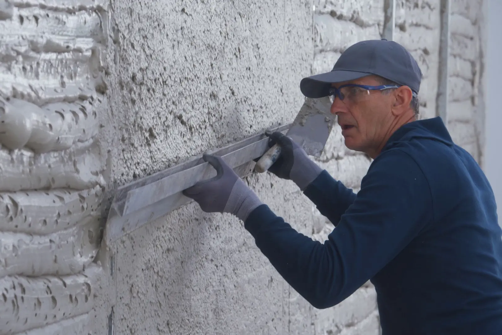 Mehrlagig und mäanderförmig aufgetragen,  lässt sich die abschließende Dämmschicht in  der erforderlichen Stärke präzise und ohne  Zeitdruck abziehen.