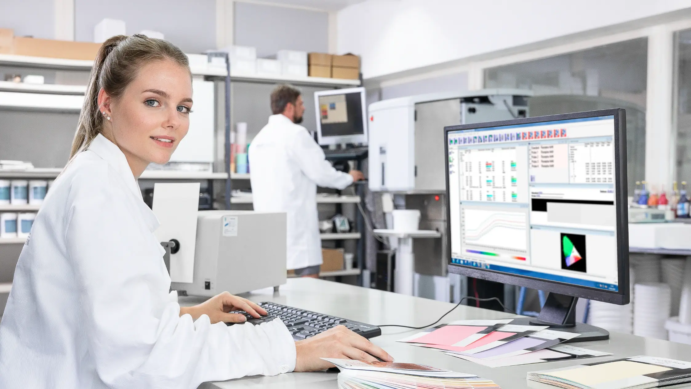 Mitarbeiter im Labor am Labortisch mit Utensilien