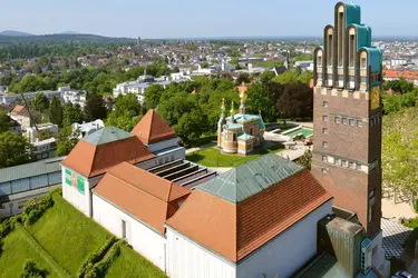 Blick auf ein historisches Gebäude aus der Luft 