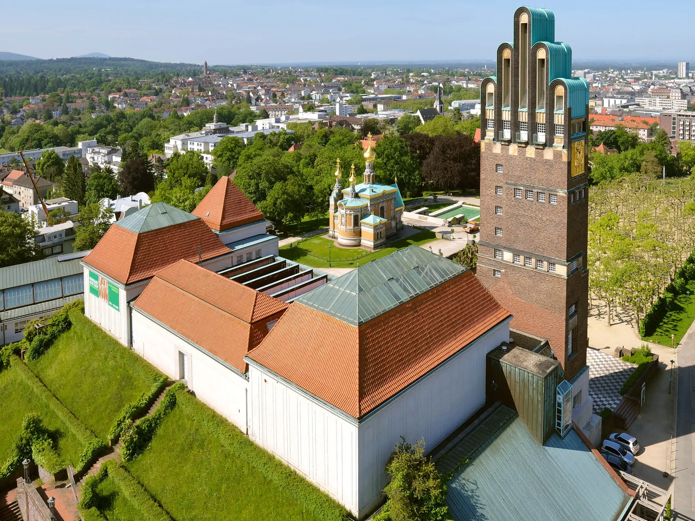 Blick auf ein historisches Gebäude aus der Luft 