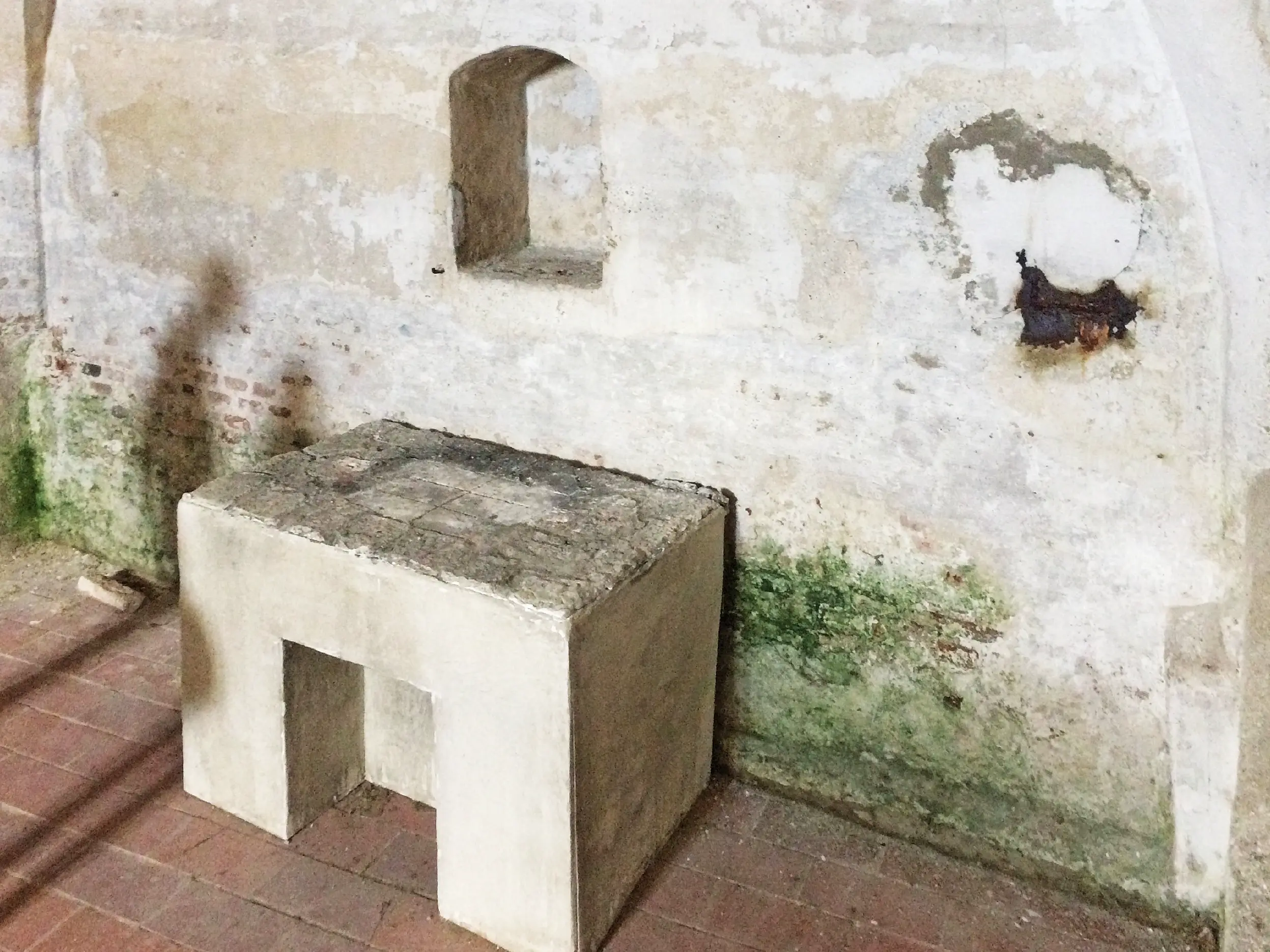 Historisches Gebäude mit feuchten und salzhaltigen Innenwänden