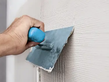 Armierungsgewebe wird an einer Wand angebracht