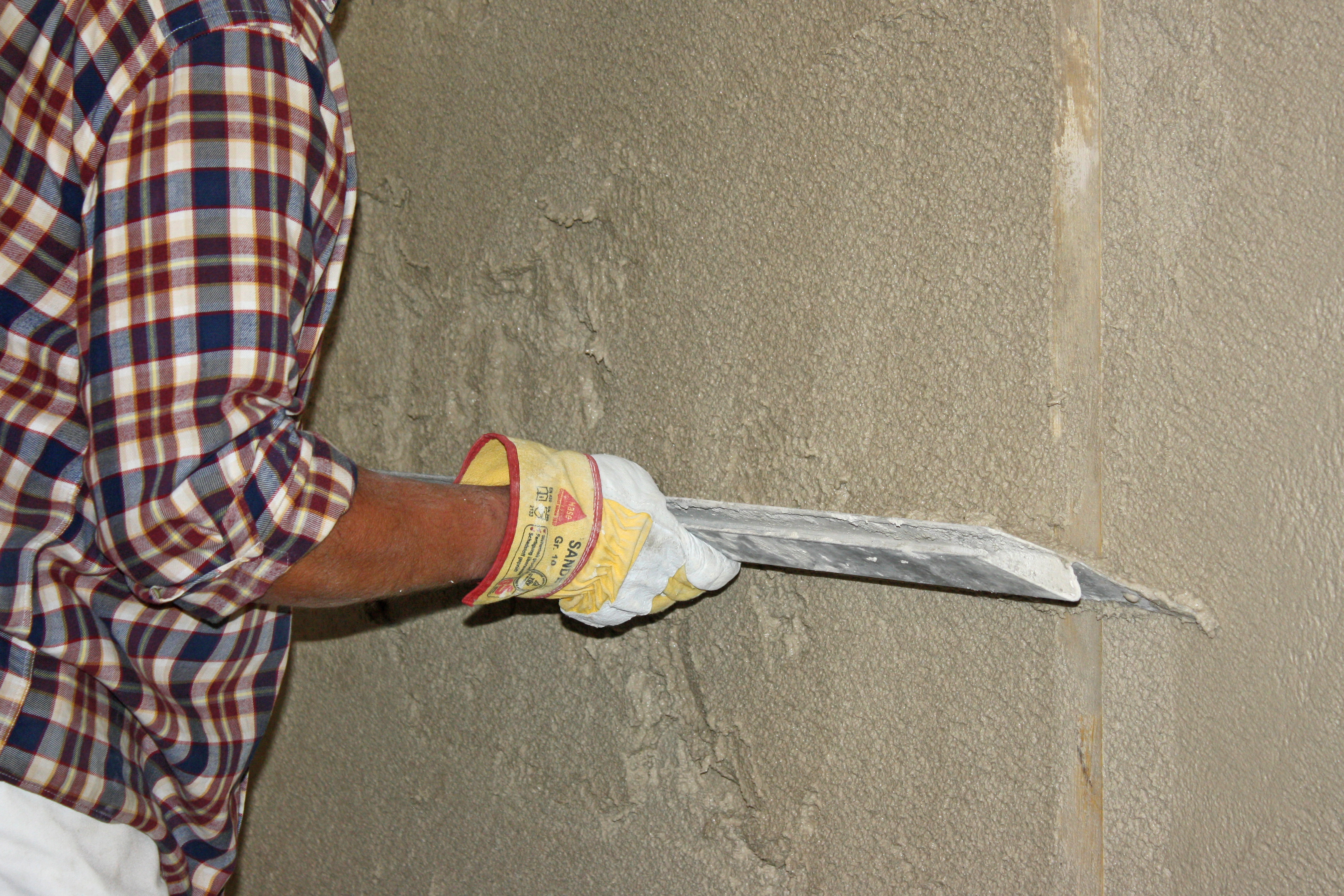 Verputzung einer Wand mit HASIT FIXIT 222