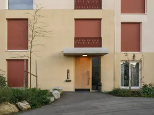 Außenansicht eines Wohnhauses mit Fokus auf den Eingangsbereich in Wasserburg am Inn.
