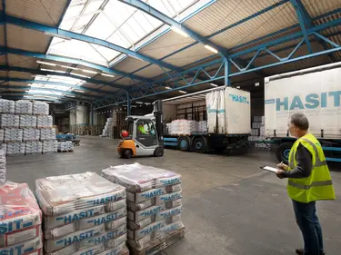 Unsere Produkte werden in einen LKW verladen und für den Transport vorbereitet