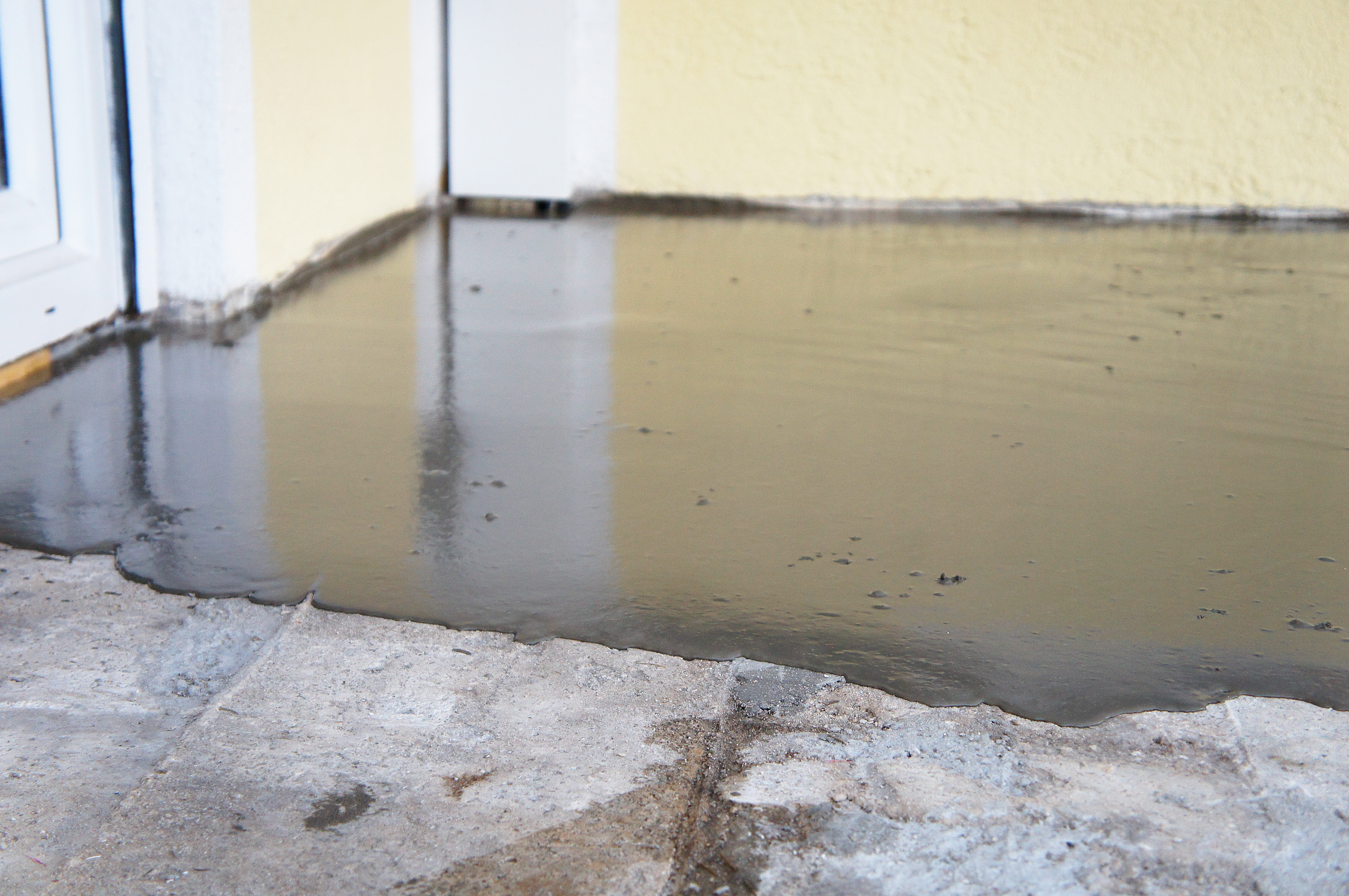 Verbundestrich verlaufend auf einem festen Boden