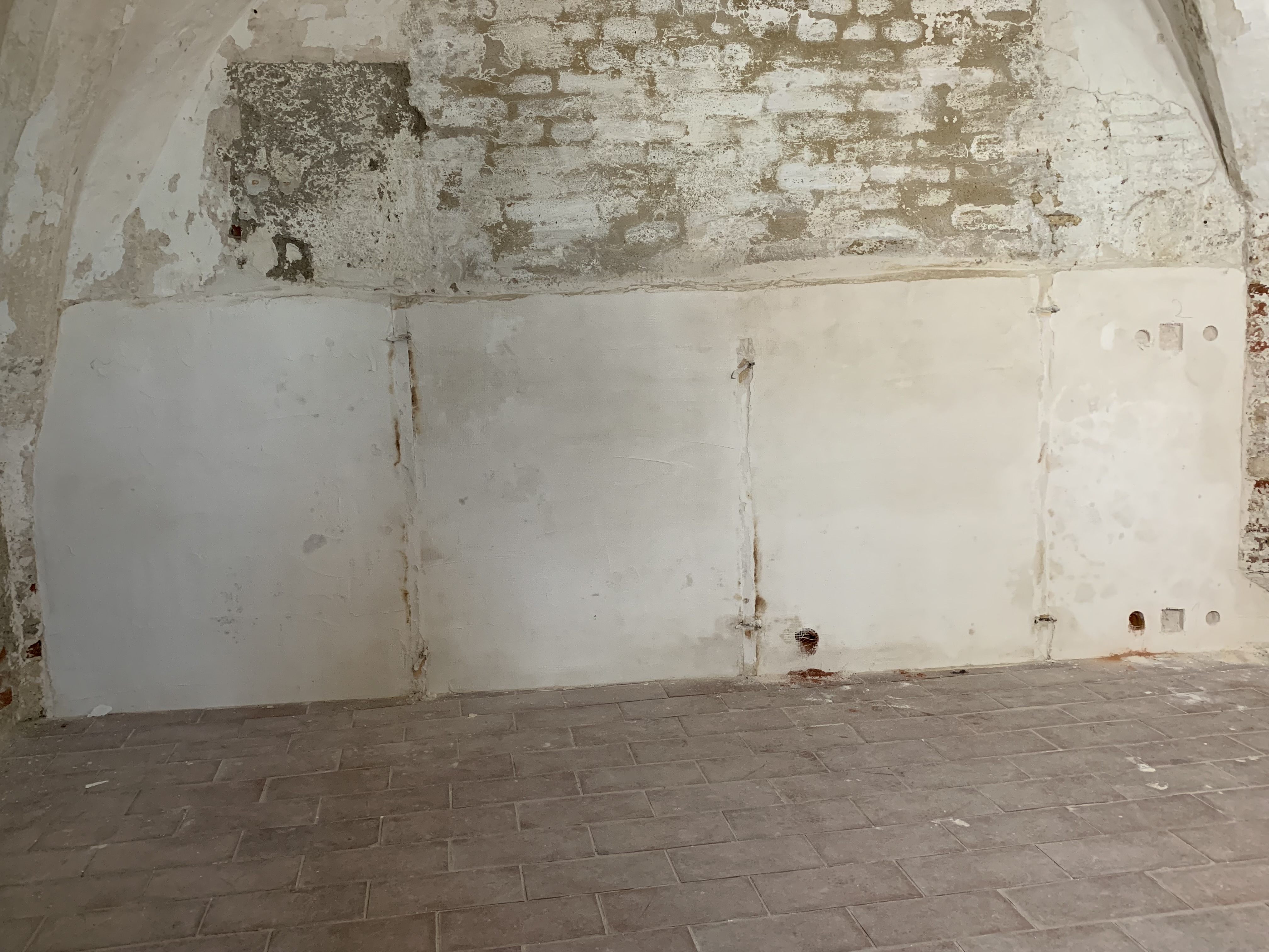 Das Erscheinungsbild der Putzmuster nach 5 Jahren Standzeit ist sehr erfreulich: Trotz der hohen Feuchte- und Salzbelastung lassen sich keine zerstörenden Schäden in Form von Ablösungen an der Oberfläche feststellen.